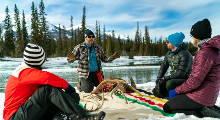 Kanada Alberta Indigenous Winter Gruppe im Schnee Foto Indigenous Tourism Alberta.jpg