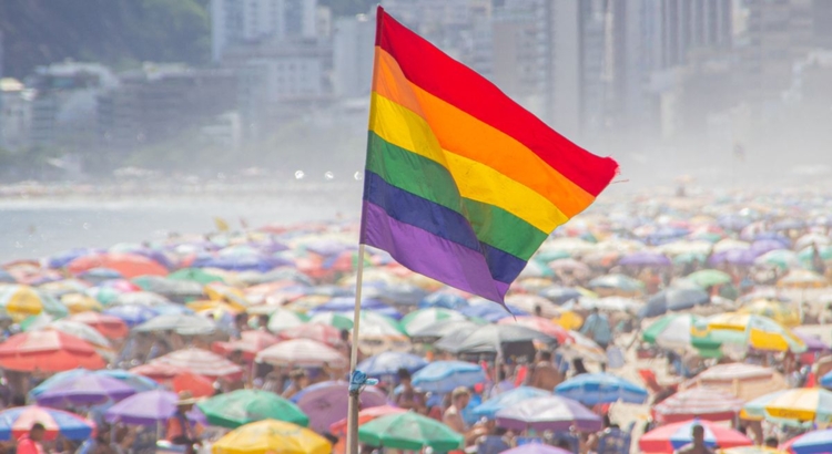 LGBTQ Fahne Regenbogen Strand Foto iStock Bruno Martins Imagens